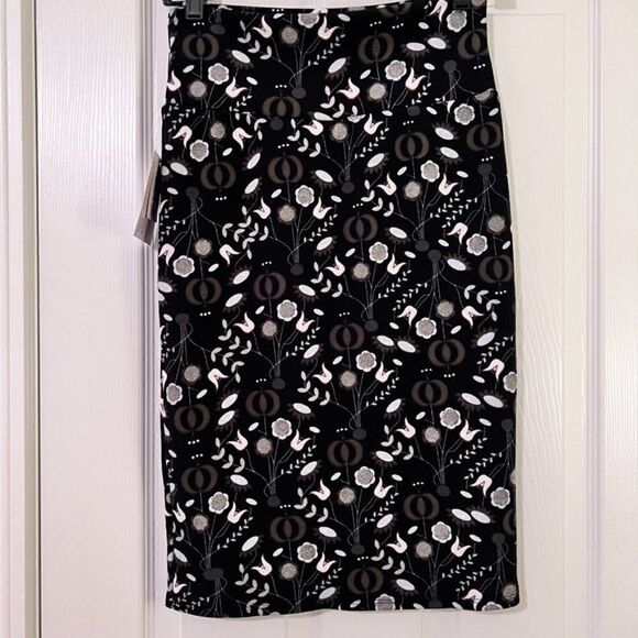 NWT LuLaRoe Cassie Black Tan White Floral Pattern Pencil Skirt Size XS - Picture 2 of 6